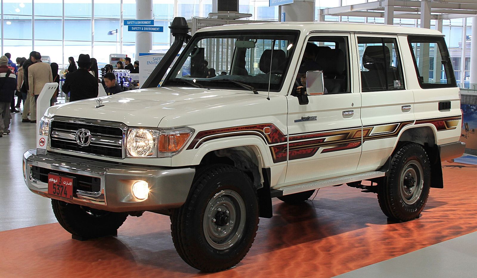 Toyota Land Cruiser serie 70 en un camino de tierra